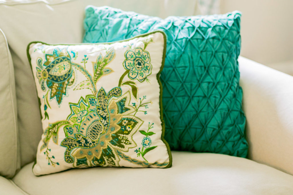 tips-for-decorating-with-throw-pillows-1